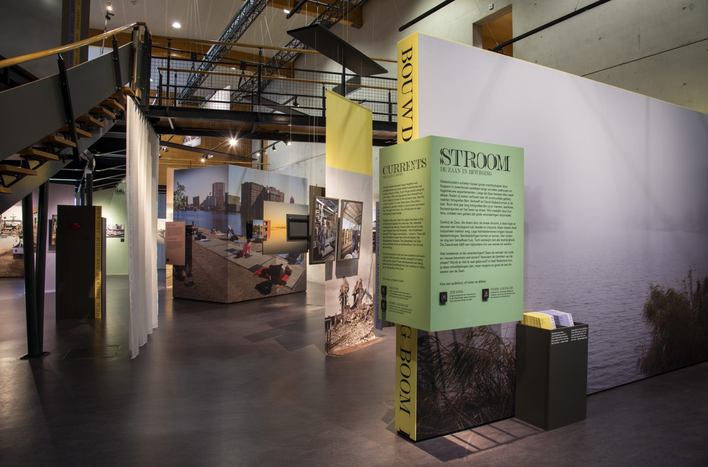 Introductie tentoonstelling Stroom in Zaans Museum, zicht op introductie-tekst en achtelriggende zaal