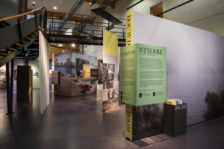 Introductie tentoonstelling Stroom in Zaans Museum, zicht op introductie-tekst en achtelriggende zaal